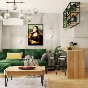 Strefę salonu ożywia zielona sofa z dopasowanym kolorystycznie wielofunkcyjnym podnóżkiem. Projekt wnętrza: ATUT Architektura Wnętrz