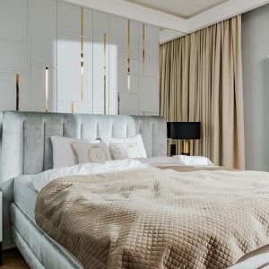 Sztukateria i złote listwy na ścianie za łóżkiem w sypialni. Projekt wnętrza: Deer Design. Fot. Zagórny Studio