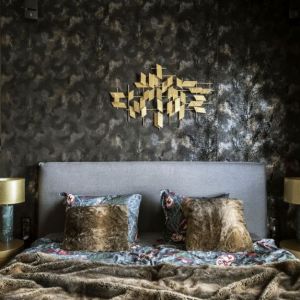 Biel, szarość, czerń i złoto na ścianie za łóżkiem w sypialni. Projekt wnętrza: Magdalena Młynarska. Fot. Yassen Hristov