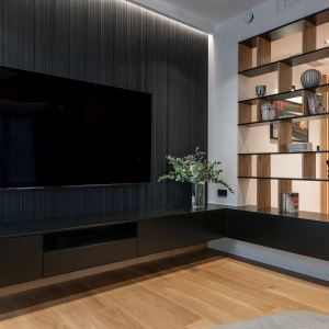 Czarne lamele na ścianie za telewizorem w salonie. Projekt wnętrza i zdjęcia: KODO Projekty i Realizacje Wnętrz