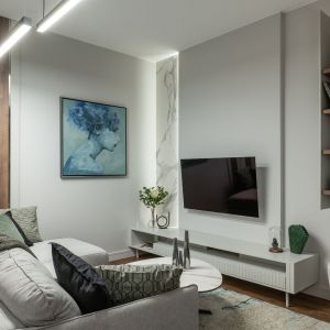 Ściana w kolorze spokojnej pistacji na ścianie za telewizorem w salonie. Projekt wnętrza i zdjęcia: KODO Projekty i Realizacje Wnętrz