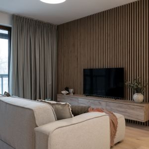 Drewniana lamele na ścianie za telewizorem w salonie. Projekt wnętrza i zdjęcia: KODO Projekty i Realizacje Wnętrz