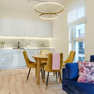 Wszystkie meble w mieszkaniu zostały wykonane na wymiar. Projekt wnętrza: Beata Ignasiak, pracownia Ignasiak Interiors. Fot. Krzysztof Turzyński 