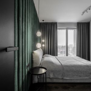 Centralne miejsce zajmuje w sypialni wygodne, tapicerowane łóżko z miękkim zagłówkiem. Projekt wnętrza: Daria Wiergowska, Hatch Studio. Zdjęcia: XS Studio Małgosia Bartnik