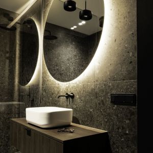 Łazienka z prysznicem typu walk in. Projekt wnętrza: Daria Wiergowska, Hatch Studio. Zdjęcia: XS Studio Małgosia Bartnik
