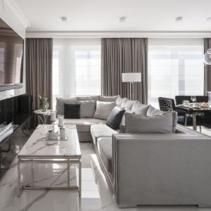 Styl glamour w salonie w bloku. Projekt: Magdalena Miśkiewicz, Miśkiewicz Design (architekt prowadzący: Gabriela Radwanowska). Fot. Łukasz Zandecki