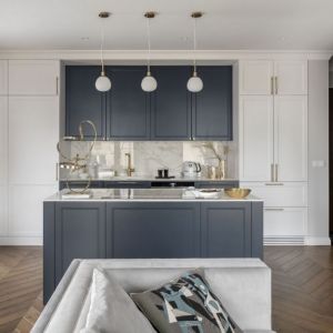 Marmur na ścianie nad blatem w kuchni. Projekt wnętrza: Kamińska Stańczak Design. Fot. Marcin Grabowiecki. Stylizacja: Eliza Mrozińska