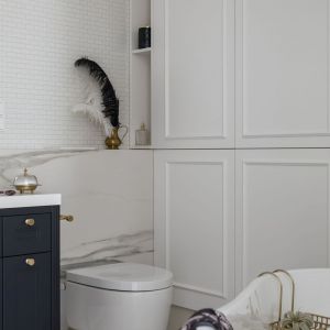 W łazience mamy poczucie dyskretnego luksusu, nawiązując do delikatnego, jasnego stylu hamptons. Projekt wnętrza: MikołajskaStudio. Fot. Yassen Hristov