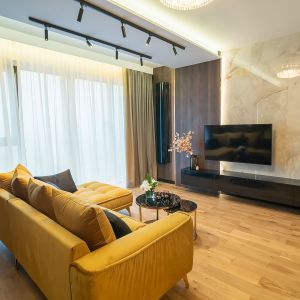 Ściana za telewizorem w salonie. Projekt i nadzór autorski: archdesign Agnieszka Romańczyk. Zdjęcia: Adam Kocimski Fotografia