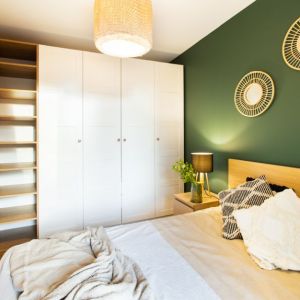 Zielona ściana i dodatki w stylu boho w małej sypialni. Projekt wnętrza: Ewa Ksobiak-Kubacka, EKK Pracownia Projektowa. Zdjęcie: Przemysław Obarski