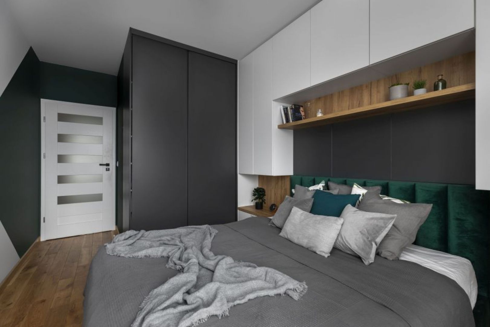 Zabudowy meblowe w małej sypialni. Projekt wnętrza: ATUT Architektura Wnętrz. Zdjęcie: Paweł Biedrzycki, Kąty Proste