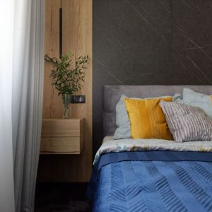 Kolor czarny i drewno w małej sypialni. Projekt wnętrza: pracownia M-Studio. Zdjęcie: Radek Słowik
