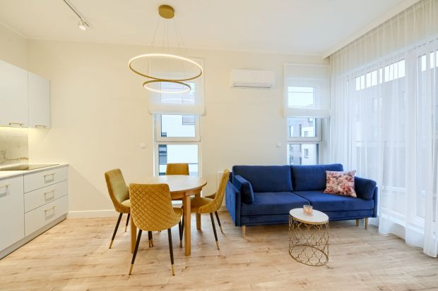 Mieszkanie o powierzchni 53 m2 znajduje się w Bydgoszczy. Urządzone jest wygodnie i nowocześnie. Jasne kolory, będące bazą aranżacji, pięknie ożywia niebieska sofa, żółte krzesła czy granatowe łóżko. Subtelne tapety dodają wnętrzu przyt