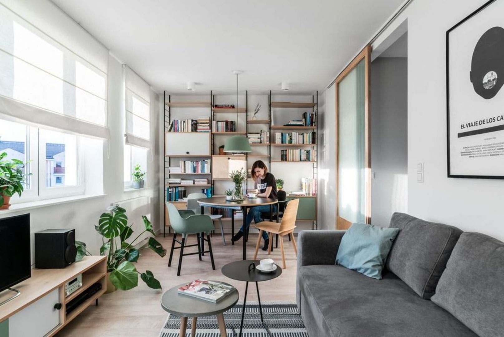 Mały salon w bloku w stylu skandynawskim. Projekt wnętrza: Raca Architekci. Fot. Fotomohito