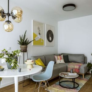 Mały salon w bloku w jasnych kolorach. Projekt wnętrza: Poco Design. Fot. Yassen Hristov