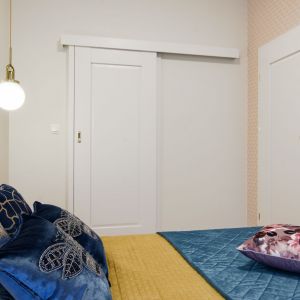 W sypialni zaplanowano praktyczną garderobę. Projekt wnętrza: Beata Ignasiak, pracownia Ignasiak Interiors. Fot. Krzysztof Turzyński 