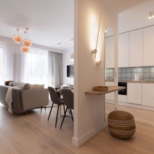 Podział salonu na strefy. Wygodny i praktyczny. Projekt wnętrza i zdjęcia: KODO Projekty i Realizacje Wnętrz