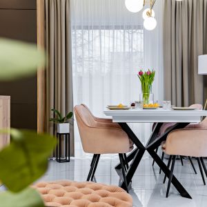 Wnętrza nowoczesnego domu zaaranżowane w stylu glamour. Projekt wnętrza: Joanna Nawrocka, JN studio. Fot. Łukasz Piotrów Fotografia Pieńsk