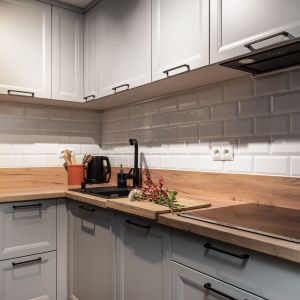 Pojemna zabudowa w kuchni zapewnia dużo miejsca na przechowywanie. Projekt wnętrza i zdjęcie: KODO Projekty i Realizacje Wnętrz