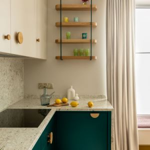 Ciekawym pomysłem w kuchni jest lekka półeczka na ścianie. Projekt wnętrza: Finch Studio. Zdjęcia i stylizacja Aleksandra Dermont