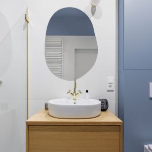Złoto i delikatne elementy w czerni wnoszą do aranżacji elegancję i klasę. Projekt wnętrza: Decoroom. Fot. Marek Koptyński