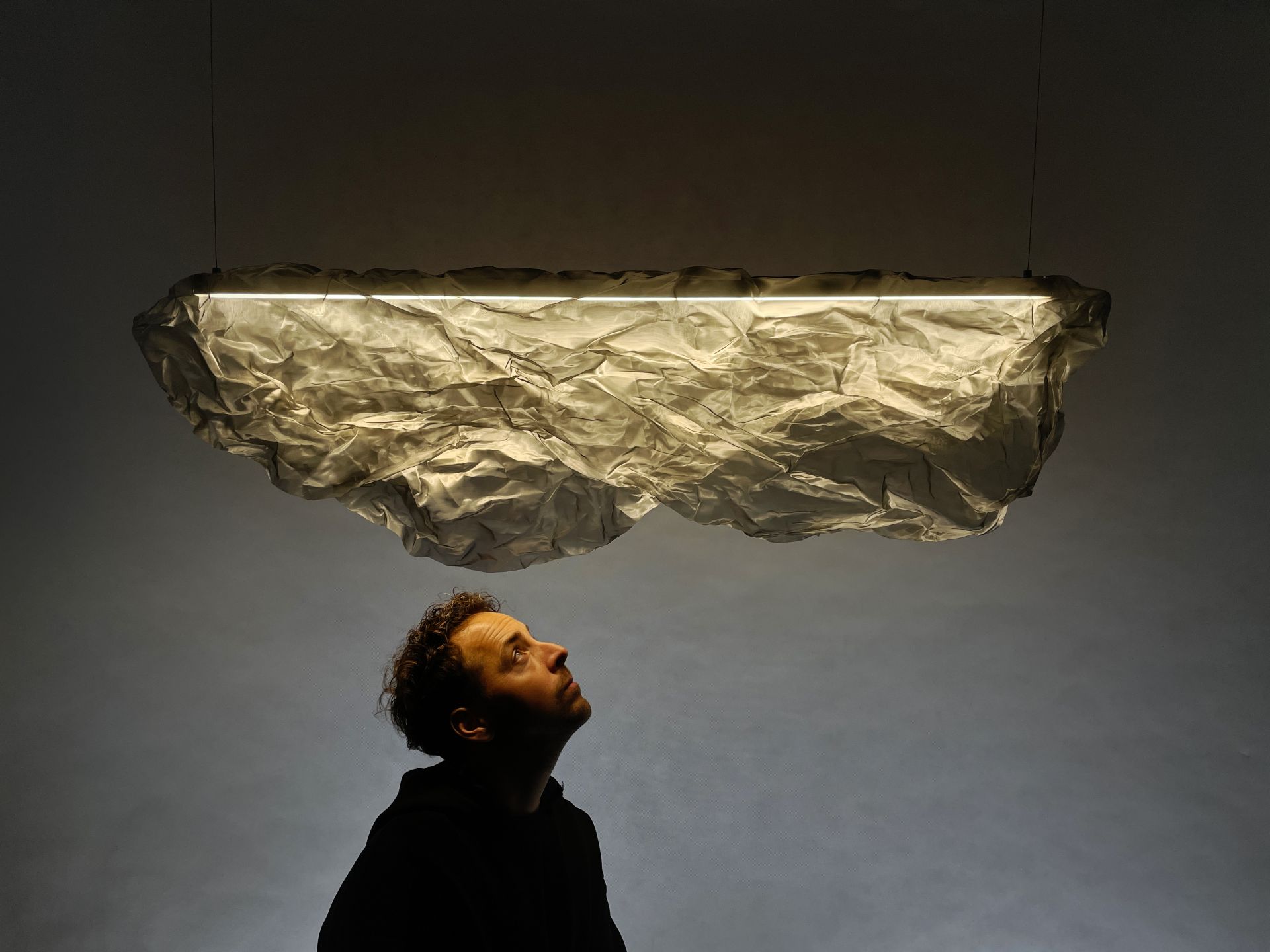 Jacek Rypuła, projektant i twórca marki Gie El oraz jego najnowsza kolekcja lamp MESH. Fot. Gie El