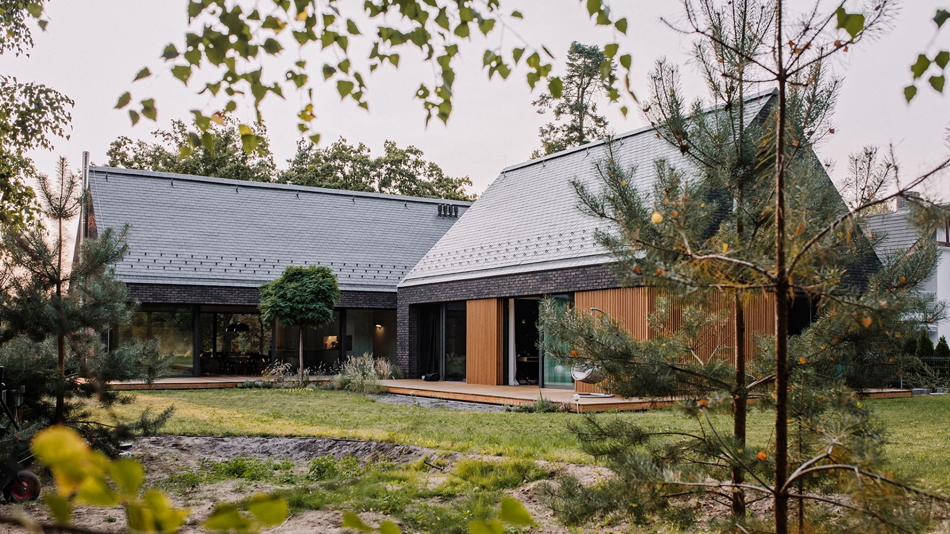 Dom prefabrykowany z katalogu? Te projekty polskiego architekta pokazują, że to możliwe!