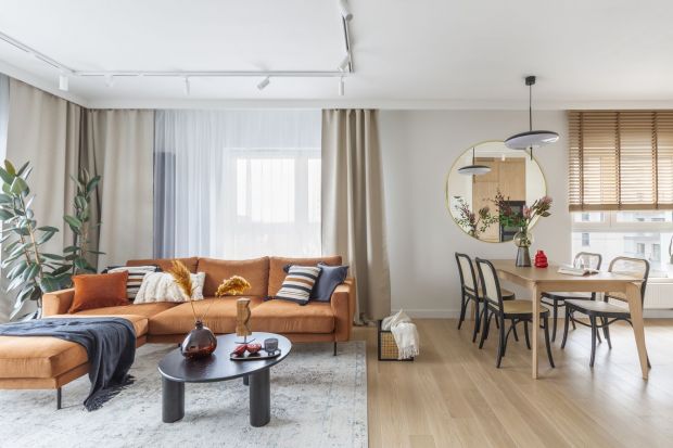 Mieszkanie o powierzchni 120 m² znajduje się na warszawskim Mokotowie. Zostało zaprojektowane dla rodziny z dwójką dzieci. Urządzone jest nowocześnie, ale przytulnie. Neutralną bazę przełamują rude i niebieskie akcenty, które tworzą efekto