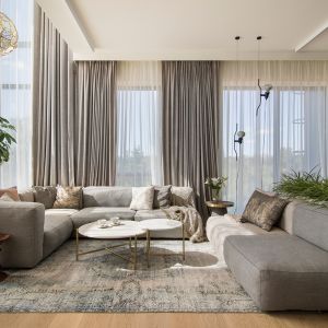 Centralną część salonu wypełnia rozłożysty, wygodny mebel wypoczynkowy. Projekt wnętrza: Natalia Teixeira, Kasia Beresińska, pracownia TK Architekci. Fot. TK Architekci