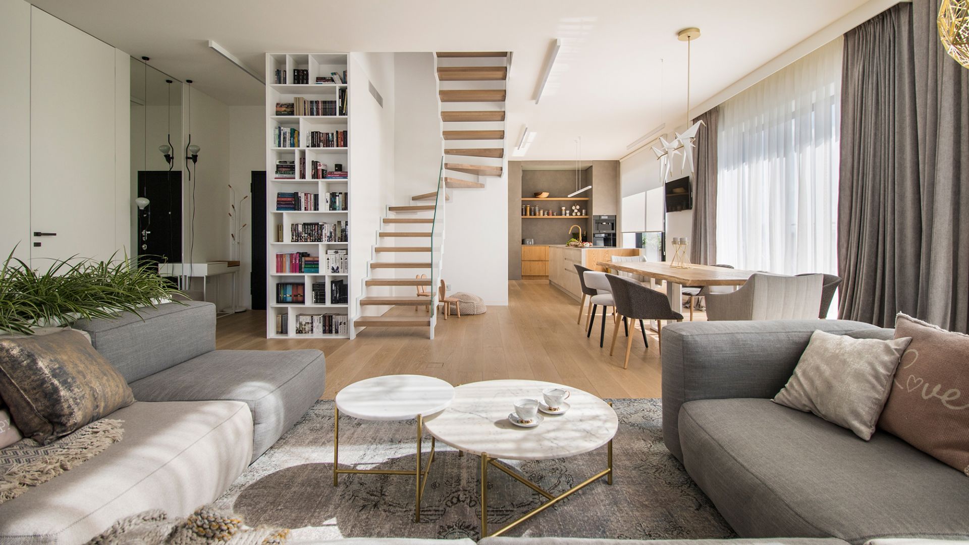 Część wypoczynkowa połączona jest ze strefą jadalnianą i kuchenną. Projekt wnętrza: Natalia Teixeira, Kasia Beresińska, pracownia TK Architekci. Fot. TK Architekci