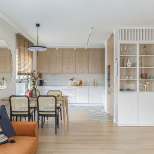 Ruda sofa w salonie, naturalne materiały w kuchni z jadalnią. Projekt wnętrza: WZ Studio. Fot. PionPoziom
