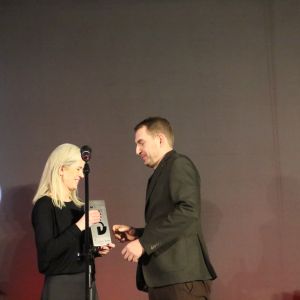 Nagrodę w trakcie gali konkursu Dobry design 2023 odebrał Dawid Komor, doradca klienta z IFTM Group. Nagrodę wręczała Ewa Kozioł, redaktor portalu Dobrzemieszkaj.pl. 
