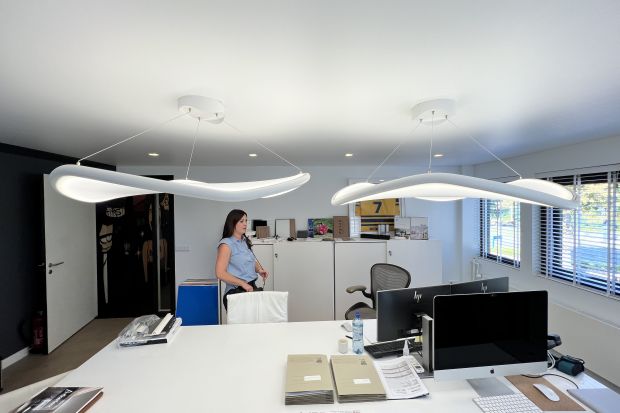 Lampa Allow, zaprojektowana przez Alicję Nawracaj-Szramowiat z pracowni AN Idea, powstała z inspiracji naturą. Zdecydowanie zasłużyła na pierwsze miejsce w kategorii oświetlenie konkursu Dobry Design 2023, którą otrzymała w trakcie tegorocznego 