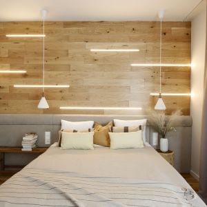 Jasne kolory i drewno królują także w sypialni. Projekt wnętrza i zdjęcia: Iwona Pietras, Miliform