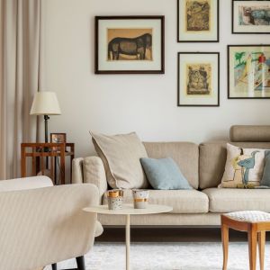 Choć lokal mieści się w nowym budownictwie, jego architektura przywodzi na myśl charakterem elegancki apartament w zabytkowej kamienicy. Projekt wnętrza: DEMBOWSKA studio architektury. Fot. Marcin Grabowiecki, stylizacja Eliza Mrozińska