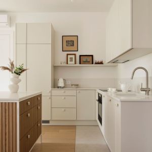 Wyspa kuchenna ma ryflowane fronty nadające jej nowoczesny charakter.Projekt wnętrza: DEMBOWSKA studio architektury. Fot. Marcin Grabowiecki, stylizacja Eliza Mrozińska