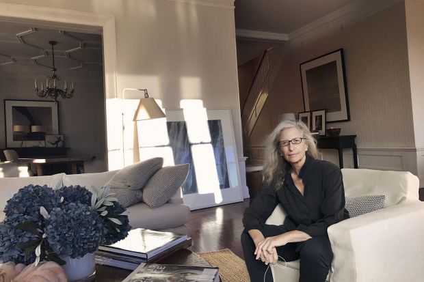 Słynna amerykańska fotografka Annie Leibovitz od początku 2023 roku zostanie artystką rezydentką IKEA. Stworzy serię portretów, które zaprezentują, jak mieszkają ludzie w 7 różnych krajach.