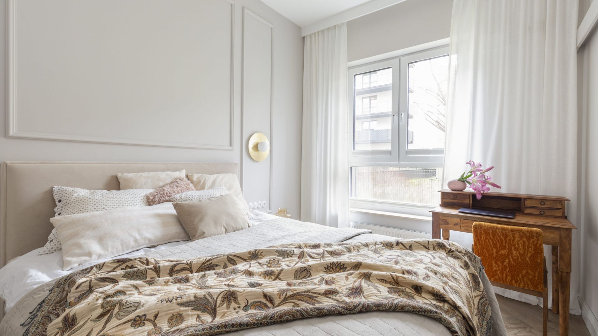 Sypialnia w bloku: 10 pomysłów na ścianę za łóżkiem