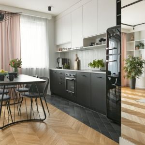 Jasne płytki ceramiczne o wydłużonym kształcie na ścianie nad blatem w kuchni. Projekt wnętrza: PRW Design. Fot. Kamila Markiewicz-Lubańska. Stylizacja Maria Bartoszewska