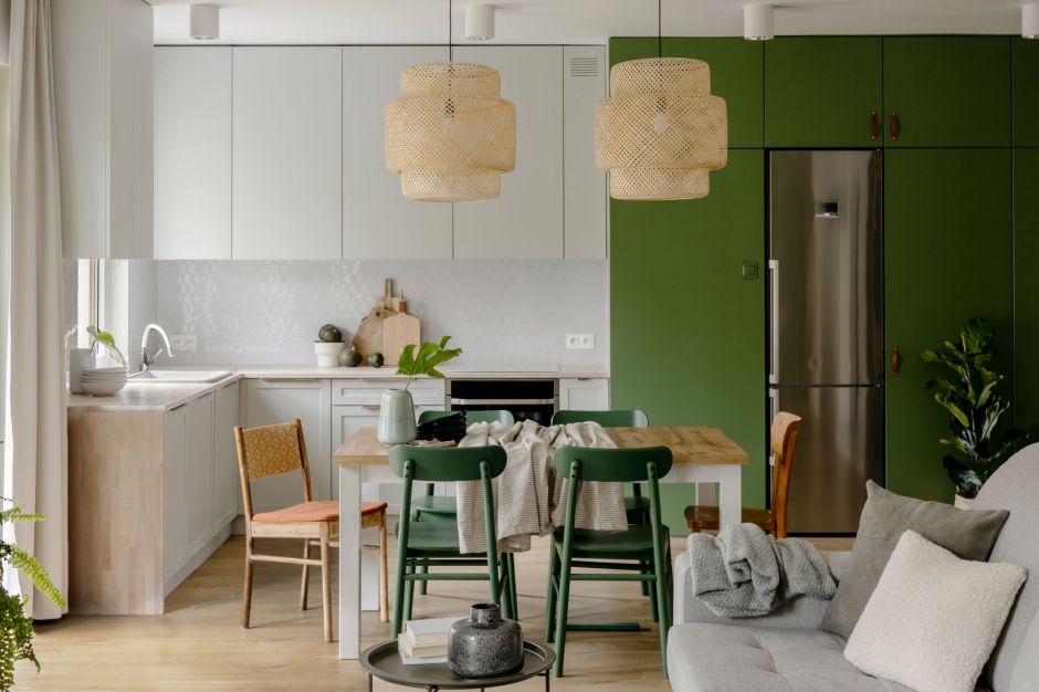 Biała kuchnia z drewnem i zielenią. Pomysł do małego salonu! Projekt Framuga Studio. Fot. Aleksandra Dermont