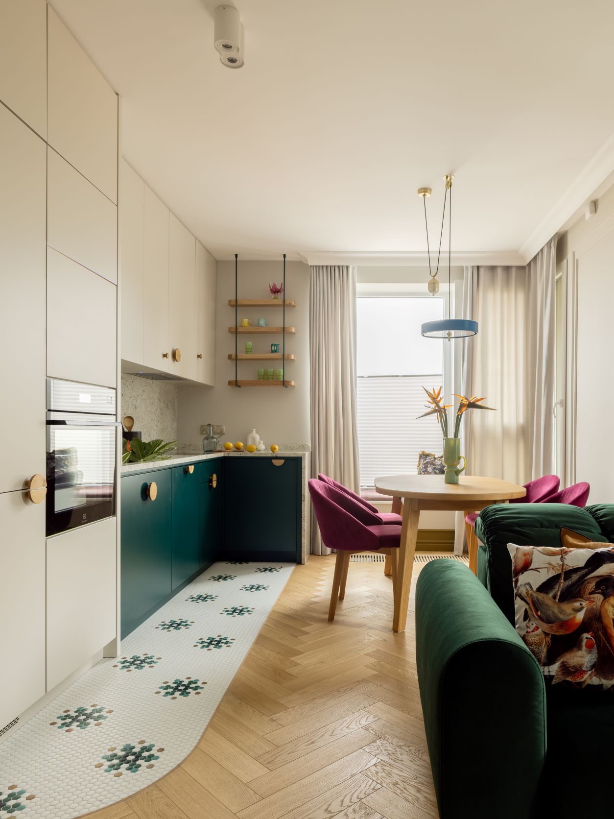 Zielona kuchnia z jadalnią w 65-metrowym mieszkaniu. Projekt wnętrza Finch Studio. Zdjęcia i stylizacja Aleksandra Dermont
