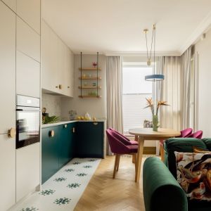 Zielona kuchnia z jadalnią w 65-metrowym mieszkaniu. Projekt wnętrza Finch Studio. Zdjęcia i stylizacja Aleksandra Dermont