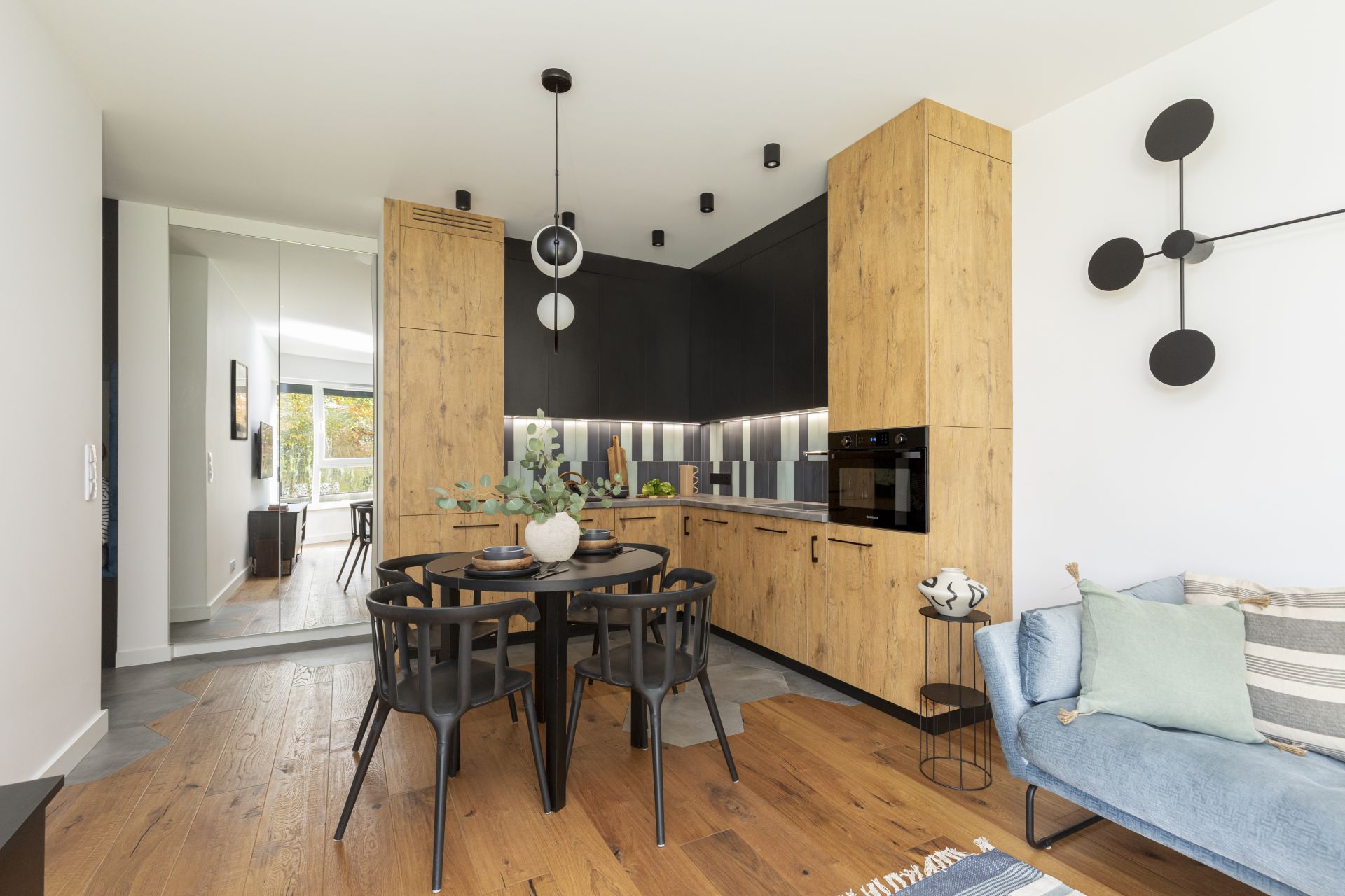 Mała kuchnia i jadalnia w salonie - mieszkanie 57 metrów. Projekt Zu projektuje – Zuzanna Kuc. Fot. Marta Behling Pion Poziom
