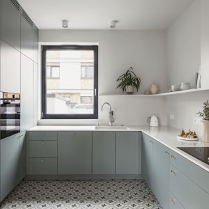 Sercem domu jest piękna kuchnia. Projekt wnętrza: Małgorzata Kasperek, architekt wnętrz Decoroom. Projekt kuchni: Katarzyna Fotek, architekt wnętrz Decoroom Kitchen. Zdjęcia: Kamila Markiewicz-Lubańska / Wnętrza w Obiektywie. Stylizacja: Maria Szymańska / Wnętrza w Obiektywie