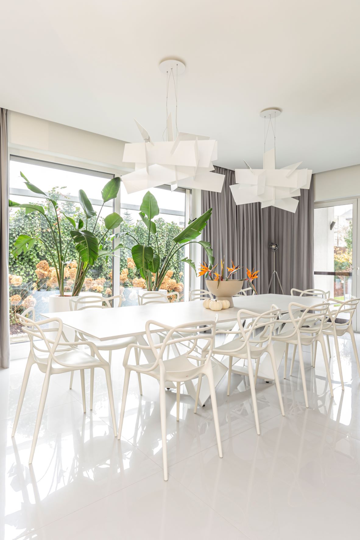 Elegancka jadalnia z białym stołem i krzesłami. Projekt i stylizacja: Naboo Studio. Zdjęcia: Marta Behling/Pion Poziom