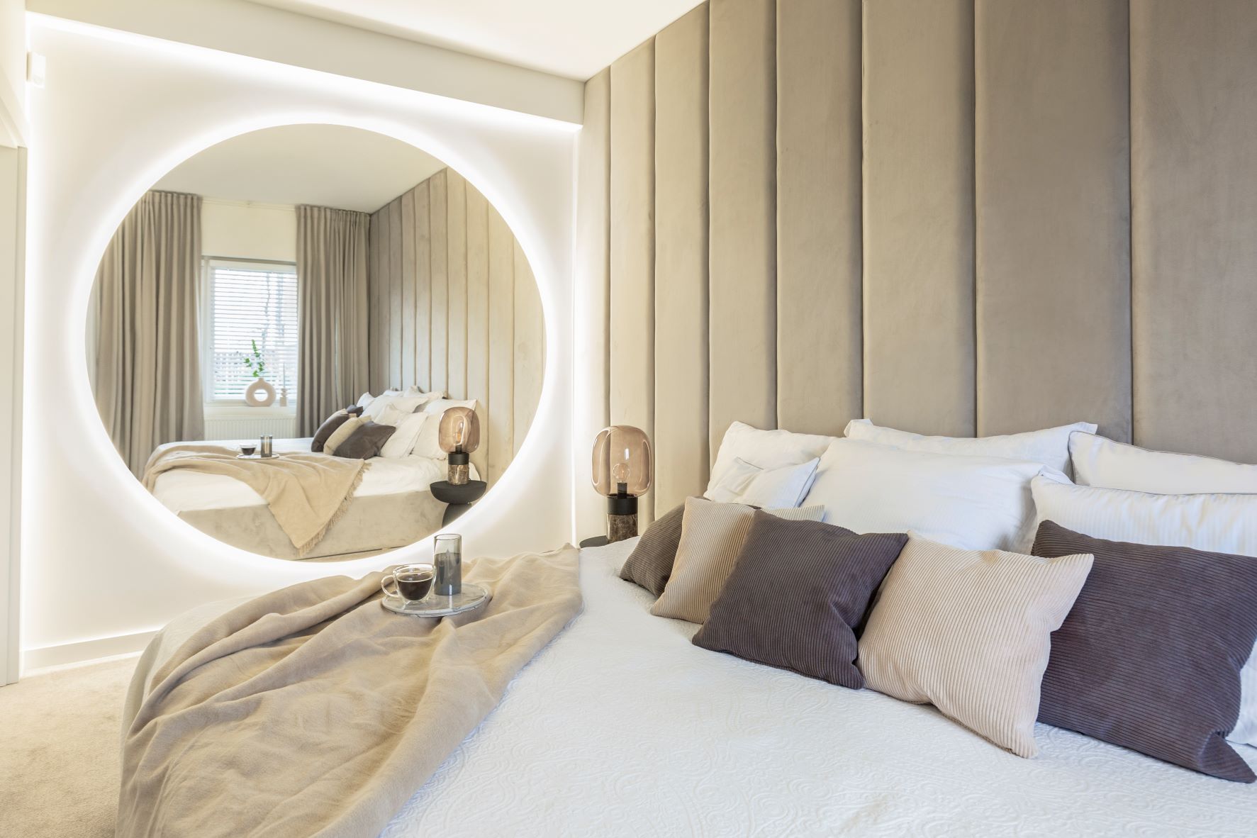 Sypialnia z tapicerowaną ścianą za łóżkiem. Projekt i stylizacja: Naboo Studio. Zdjęcia: Marta Behling/Pion Poziom
