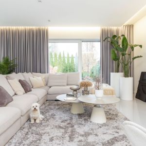 Piękna beżowa sofa i szare zasłony w salonie. Projekt i stylizacja: Naboo Studio. Zdjęcia: Marta Behling/Pion Poziom