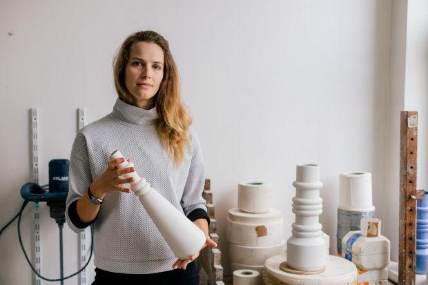 Katarzyna Wasielewska dołącza do grona projektantów i projektantek tworzących unikatowe obiekty dla współczesnej kolekcji Desa Home Today. Jej porcelanowe wazony w odcieniach zieleni są już dostępne w sklepie internetowym i stacjonarnym showroomi