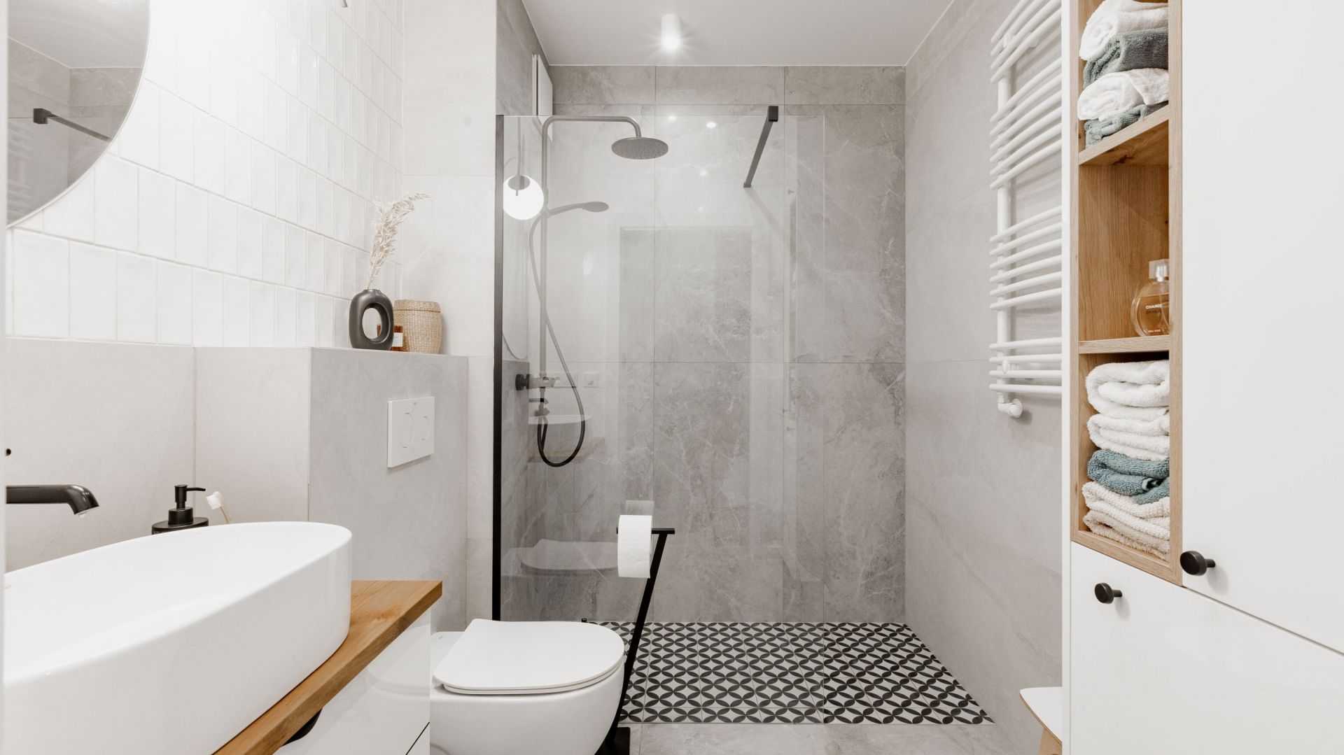 Nowoczesna łazienka. 10 świetnych pomysłów na prysznic bez brodzika!