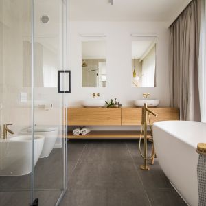 W łazience jest duża, wolnostojąca wanna, szeroka kabina prysznicowa oraz dwie umywalki. Projekt wnętrza: Natalia Teixeira, Kasia Beresińska, pracownia TK Architekci. Fot. TK Architekci